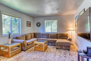 TV, DVD player - Secluded & comfortable dog-friendly home with deck plus ATV & boat parking (North Bend)