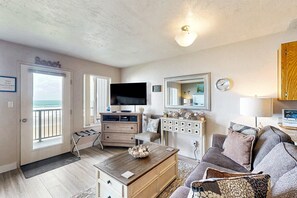 Living area - Modern oceanfront studio condo on Nye Beach with seasonal pool (Newport)