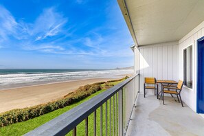 Property grounds - Modern oceanfront studio condo on Nye Beach with seasonal pool (Newport)