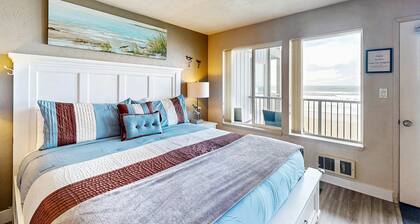 Modern oceanfront studio condo on Nye Beach with seasonal pool