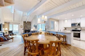 Interior - Comfortable condo with shared pool, SHARC passes, trails, and more! (Sunriver)