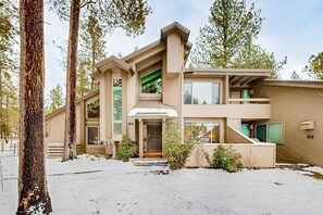 Exterior - Comfortable condo with shared pool, SHARC passes, trails, and more! (Sunriver)