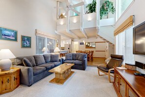 TV, fireplace, DVD player, stereo - Comfortable condo with shared pool, SHARC passes, trails, and more! (Sunriver)