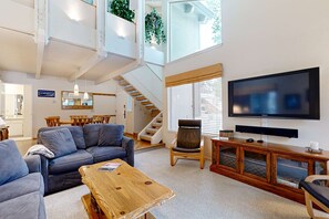 TV, fireplace, DVD player, stereo - Comfortable condo with shared pool, SHARC passes, trails, and more! (Sunriver)