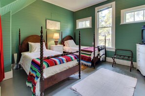 4 bedrooms, Internet, bed sheets - Historic home on one acre meadow, near beach & golf - dog-friendly (Gearhart)