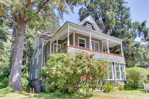 Exterior - Historic home on one acre meadow, near beach & golf - dog-friendly (Gearhart)