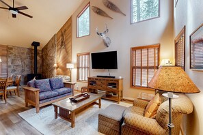 TV, fireplace - Cabin-style retreat with WiFi, private hot tub, & SHARC access (Sunriver)