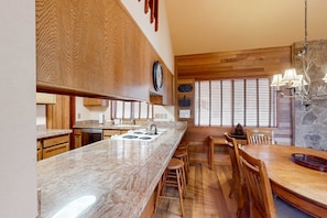 Fridge, microwave, oven, stovetop - Cabin-style retreat with WiFi, private hot tub, & SHARC access (Sunriver)
