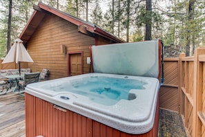 Terrace/patio - Cabin-style retreat with WiFi, private hot tub, & SHARC access (Sunriver)