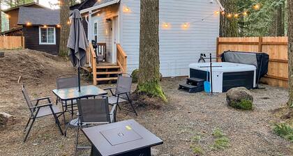 Cozy Mt Hood cabin with private hot tub & large yard- dog-friendly