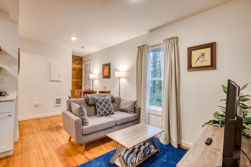 Cozy Mt. Hood cabin with private hot tub & large yard- dog-friendly