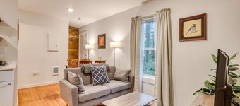 Cozy Mt. Hood cabin with private hot tub & large yard- dog-friendly