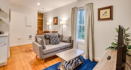 Cozy Mt. Hood cabin with private hot tub & large yard- dog-friendly