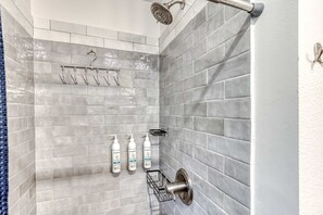 Shower, hair dryer, towels - Cozy Mt Hood cabin with private hot tub & large yard- dog-friendly (Welches)