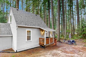 Exterior - Cozy Mt Hood cabin with private hot tub & large yard- dog-friendly (Welches)