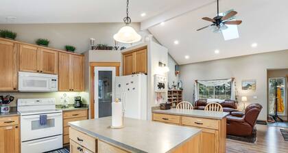Great home with Ping-Pong table - walk to the beach & Sunset Lake