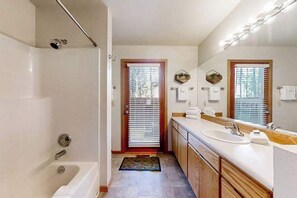 Shower, hair dryer, towels - Quiet home with 8 SHARC passes, private hot tub, deck, Ping-Pong, & fireplace (Sunriver)