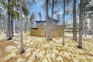 Exterior - Quiet home with 8 SHARC passes, private hot tub, deck, Ping-Pong, & fireplace (Sunriver)