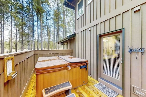 Outdoor spa tub - Quiet home with 8 SHARC passes, private hot tub, deck, Ping-Pong, & fireplace (Sunriver)