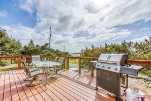 Outdoor dining - Dog-Friendly Home with Ocean Views, Easy Beach and Bay Access, and Free WiFi (Waldport)