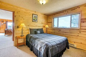 4 bedrooms, WiFi - Dog-Friendly Home with Ocean Views, Easy Beach and Bay Access, and Free WiFi (Waldport)