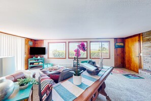TV, offices - Golfers, Healthcare Heroes and Nature Lovers, Relax, and Unwind by the Coast (Coos Bay)