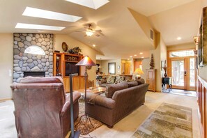 TV, fireplace, offices - Near Fort Rock Park with SHARC Passes & Private Hot Tub (Sunriver)