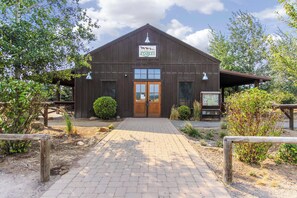 Exterior - Pets allowed, shared pool access & hot tub, and central AC (Sunriver)