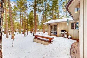 Terrace/patio - Pets allowed, shared pool access & hot tub, and central AC (Sunriver)