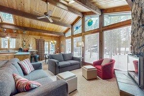 TV, fireplace - Pets allowed, shared pool access & hot tub, and central AC (Sunriver)