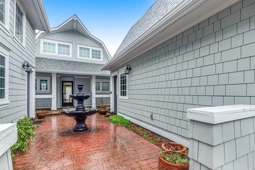 Lovely studio guesthouse with ocean views, outdoor deck & washer/dryer