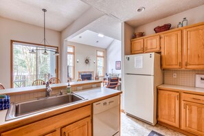 Fridge, microwave, oven, stovetop - Mountain lodge with hot tub & pool - close to golf & skiing (Welches)