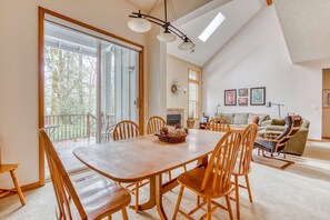 Dining - Mountain lodge with hot tub & pool - close to golf & skiing (Welches)