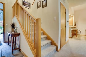Interior - Mountain lodge with hot tub & pool - close to golf & skiing (Welches)