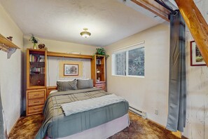 Room - Dog-friendly lakefront home w/ convenient location & private deck (Florence)