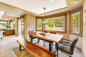 Dining - Luxurious home with 3 suites, 3 fireplaces, game room & hot tub - walk to beach (Waldport)