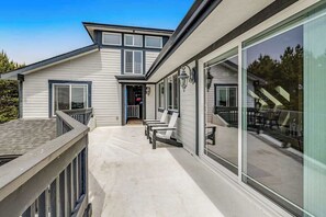 Terrace/patio - Luxurious home with 3 suites, 3 fireplaces, game room & hot tub - walk to beach (Waldport)