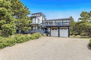 Exterior - Luxurious home with 3 suites, 3 fireplaces, game room & hot tub - walk to beach (Waldport)