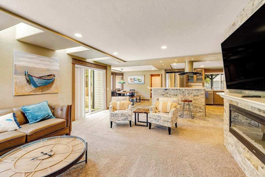 Luxurious Home With 3 Suites, 3 Fireplaces, Game Room & Hot Tub - Walk To Beach - Waldport, OR