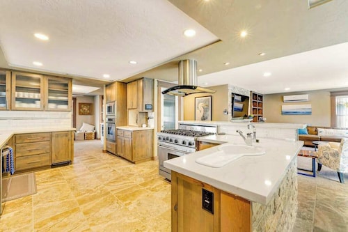 Luxurious home with 3 suites, 3 fireplaces, game room & hot tub - walk to beach