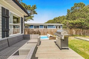 Terrace/patio - Luxurious home with 3 suites, 3 fireplaces, game room & hot tub - walk to beach (Waldport)