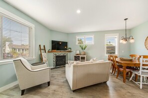 TV, fireplace, DVD player, offices - Newer home 1 block from the beach & Prom with fireplace & deck - 2 dogs OK (Seaside)