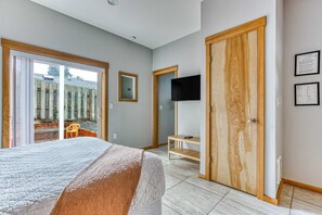4 bedrooms, iron/ironing board, WiFi, bed sheets - Newer home 1 block from the beach & Prom with fireplace & deck - 2 dogs OK (Seaside)