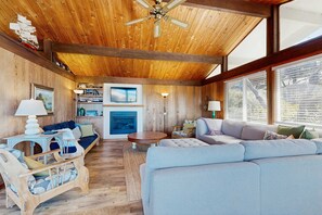 Fernseher, Kamin, DVD-Player, Arbeitsbereiche