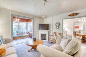 TV, offices - Dog-friendly house near the beach and promenade with electric fireplace (Seaside)