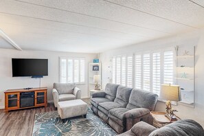 TV - Retro-chic motel near beach with WiFi - walk to downtown shops & eateries (Bandon)