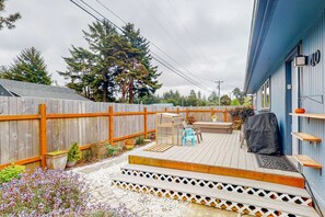 Terrace/patio - Retro-chic motel near beach with WiFi - walk to downtown shops & eateries (Bandon)