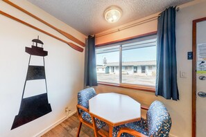 Dining - Retro-chic motel near beach with WiFi - walk to downtown shops & eateries (Bandon)