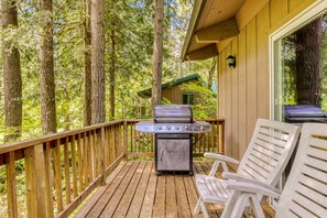 Property grounds - Serene Cottage on the River with Firepit, Deck, and Bunk Room (Rhododendron)