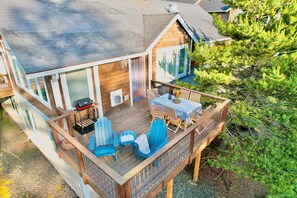 Outdoor dining - Luxe townhome with amazing ocean & mountain views - walk to beach & downtown (Manzanita)